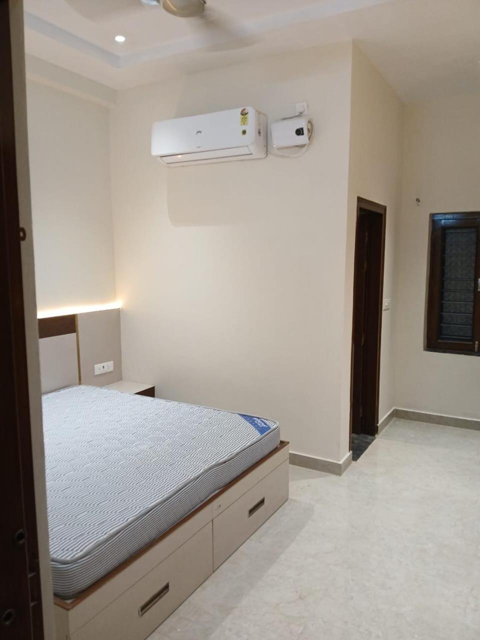 Hotel Jaipur In, Jatipura Parikrama Marg Near Mukharvind Temple Govardhan Экстерьер фото